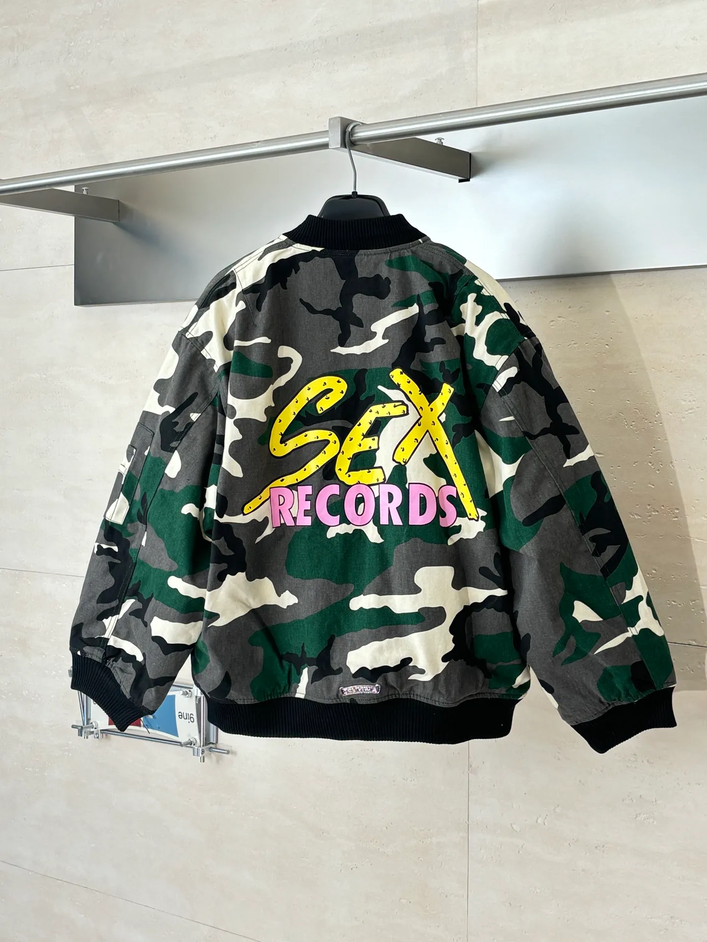 P1010 Chrome Heat*/CH Chrome Heat Camouflage Flight Jacket Cotton Jacket was purchased and developed by a Los Angeles agent for US$5,600. This model is made of custom-made military canvas fabric and is reproduced 1:1 according to the original model, with a piece of cloth printed camouflage pattern. The customization period for the chest sex pattern stamp is 20 days, the minimum order is 1800 pieces, and the color plate is matched. The hardware buckles are all made of electroplated 925 silver material, the weight is perfectly restored, and they are aged and oxidized to black. The back printing uses positioning screen glue printing, and the sleeve pockets are also positioned and opened by a template machine.  Size: M/L/XL/XXL